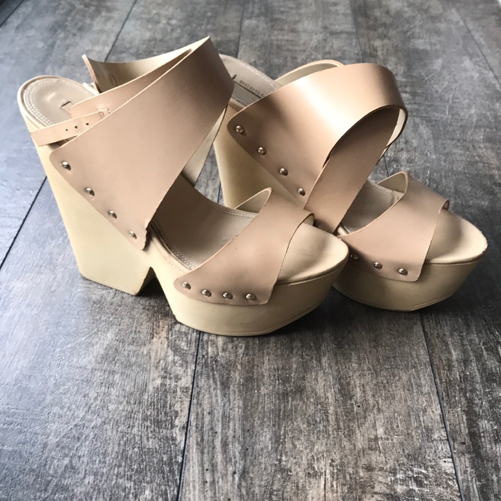 Cross cross strapped wedges